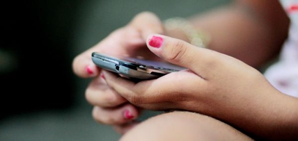 Menina foi contatada atravs do aplicativo de celular, WhatsApp