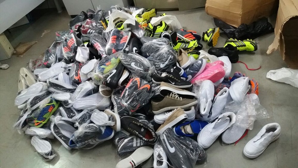 Tnis e chuteiras apreendidos pela polcia seriam falsificados, diz Decon (Foto: Polcia Civil de MT/Divulgao)