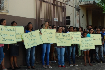 Populares exibiram faixas e cartazes cobrando a regularizao dos repasses por parte do Governo do Estado de Mato Grosso.  