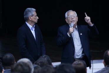  Prefeito Arnbio, que discursa ao lado de Neurilan, classifica a atitude do governo como 