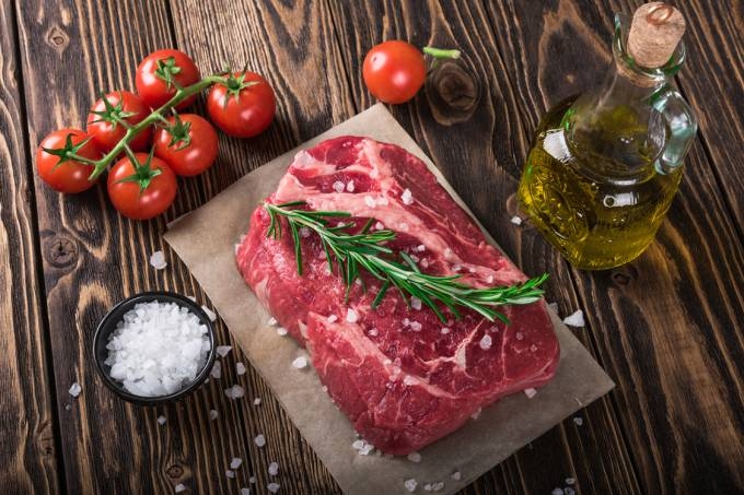 Quando selada ainda fria, a carne perde mais lquido pois demora mais tempo para atingir a temperatura ideal. (//iStock)