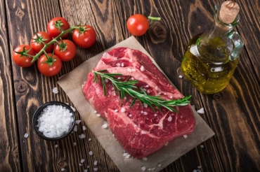 Quando selada ainda fria, a carne perde mais lquido pois demora mais tempo para atingir a temperatura ideal. (//iStock)