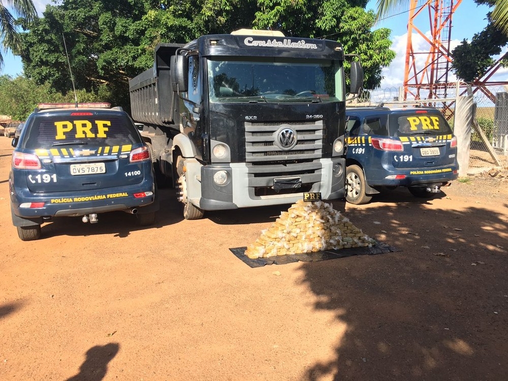Motorista de caminh�o foi preso com 120 kg de coca�na e R$ 3,2 mil em dinheiro (Foto: Pol�cia Rodovi�ria Federal de Mato Grosso)