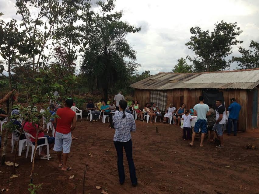 Prefeito de Nortelndia houve atentamente as reivindicaes da comunidade rural.