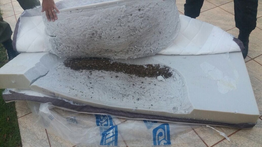 Droga foi colocada dentro de colcho cortado ao meio e seria entregue para um preso da Cadeia em Campo Novo do Parecis (Foto: Divulgao)