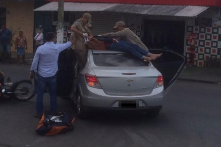 Vtima parou em cima de carro e foi socorrida pelo Corpo de Bombeiros
