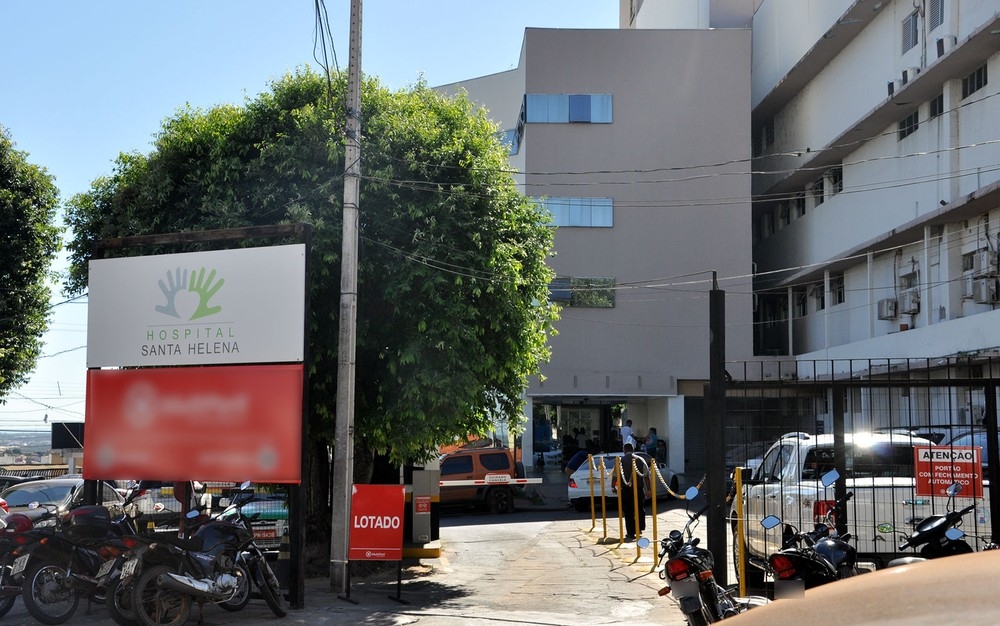 Jovem foi socorrida e internada em hospital de Cuiab (Foto: Amanda Teodoro/ G1)
