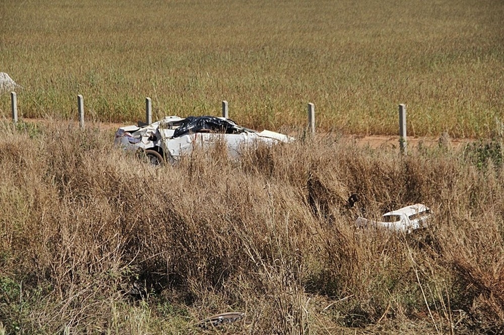 Ve�culo capotou v�rias vezes na BR-163 no �ltimo s�bado (17) e um homem morreu, segundo a PRF (Foto: Djeferson Kronbauer/Arquivo Pessoal)