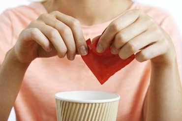 Consumir alimentos e bebidas que contenham essas substncias adoantes com frequncia, segundo outros estudos, pode estimular o apetite e fazer com que as pessoas queiram comer cada vez mais. (Istock/Getty Images)