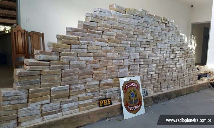 Carregamento de 400 kg de pasta base de cocana, que estava em avio que fez pouso forado, foi apreendido durante a investigao (Foto: Polcia Federal de Mato Grosso)