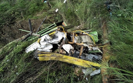 Destroos de nibus em um desfiladeiro na ndia, aps acidente