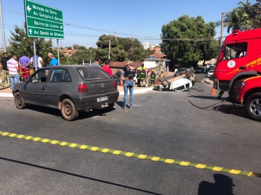Carro invadiu preferencial, veculo capotou e motorista morreu em Cuiab
