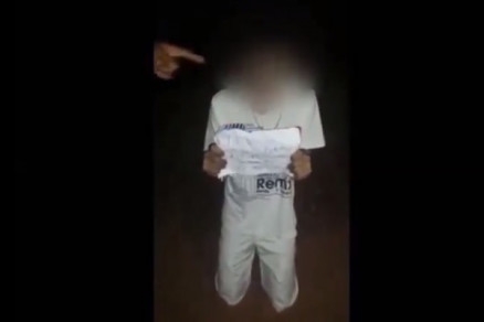 Jovens so agredidos a pauladas na frente de cmera