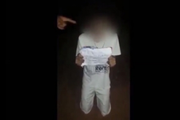 Jovens so agredidos a pauladas na frente de cmera