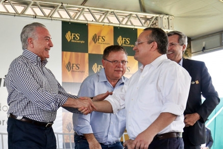 O governador Pedro Taques cumprimenta o presidente Michel Temer, em Lucas do Rio Verde