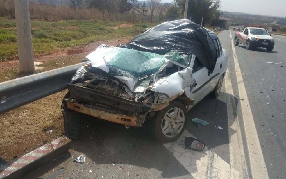 Jovem morreu na hora ap�s bater em carreta na BR-153 em Professor Jamil