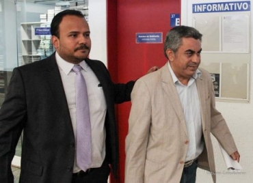 Silvio Correa no corredor do Frum da Capital acompanhado pelo advogado