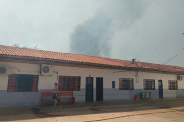 Incndio em escola teve incio em terreno baldio ao lado, informou secretaria