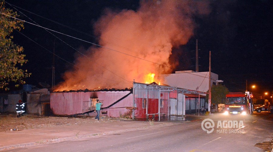 Incndio destri restaurante em Rondonpolis - Foto : Messias FilhIncndio destri restaurante em Rondonpolis - Foto : Messias Filho / AGORA MT / AGORA MT Incndio destri restaurante em Rondonpolis