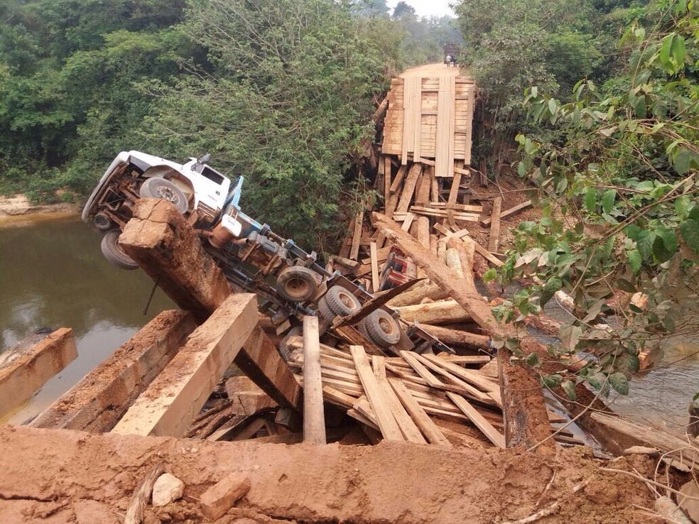 Ponte entre Nova Bandeirantes e Nova Monte Verde desabou