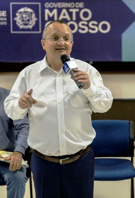 Governador Pedro Taques em discurso durante reunio com agentes de sade