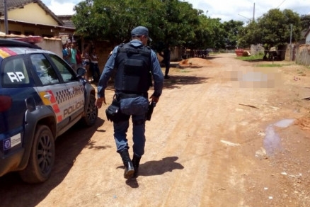 Policial militar chega ao local do crime, em que duas pessoas morreram