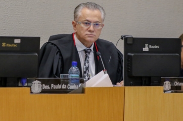 O desembargador Orlando Perri; no destaque, equipamento espio acoplado em farda