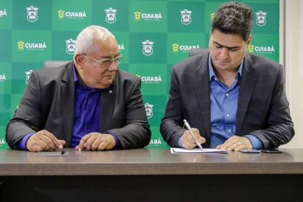 Emanuel d posse ao novo secretrio de Habitao, Air Praeiro, no Palcio Alencastro