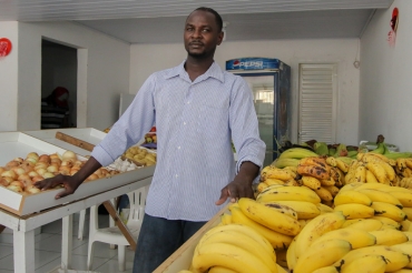 Delima Zilma, de 38 anos, abriu uma frutaria em novembro, no Bairro Areo
