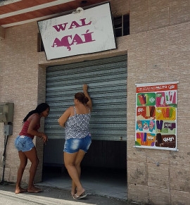 Mulheres fecham �s pressas loja de a�a� da secret�ria parlamentar de Bolsonaro, na vila de Mambucaba