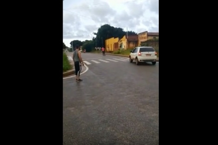 A priso ocorreu depois que a polcia recebeu ligaes de moradores relatando o fato