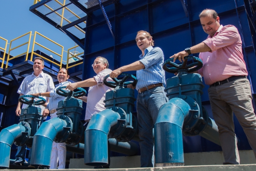 Pedro Taques, Thelma de Oliveira e Wilson Santos inauguram novo sistema de gua de Chapada dos Guimares