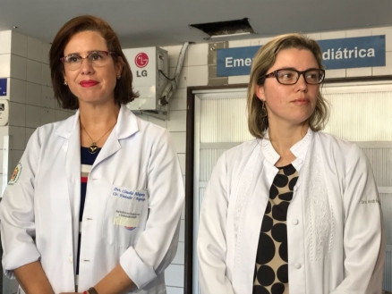 Cirurgis Claudia Albuquerque [esq.] e Andrea Rolim atenderam menino que sobreviveu ao ter o corao perfurado por espeto em Pernambuco