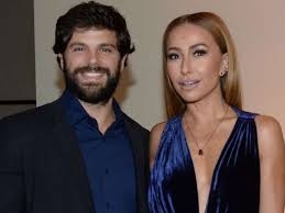 Sabrina e Duda exibem alian�a de noivado