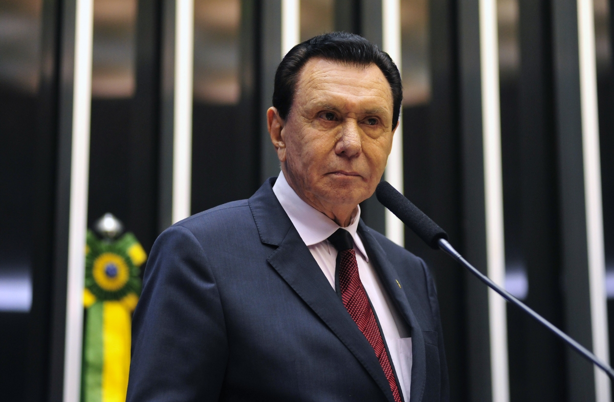 O deputado Carlos Bezerra: 