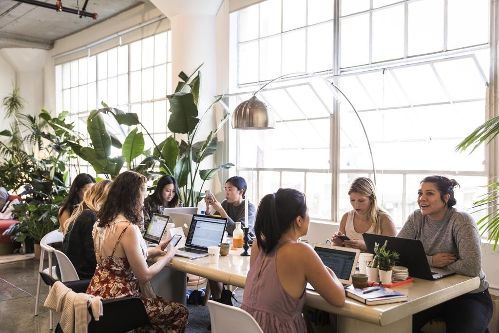 Mulheres durante expediente em empresa