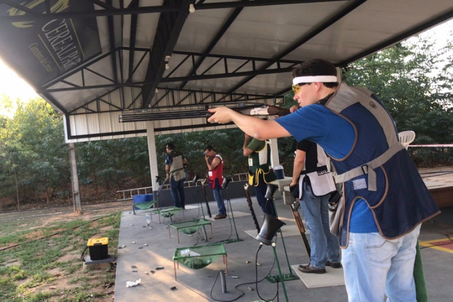 A participao masculina  predominante, mas em todas as modalidades de tiro temos participaes femininas e adolescentes