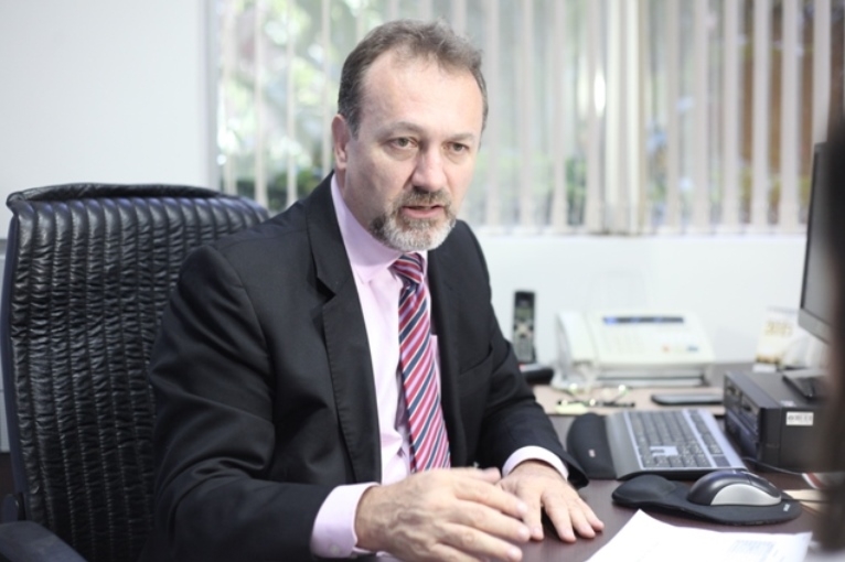 O juiz Lus Bortolussi, que  responsvel pela ao: no aguardo de deciso do STJ