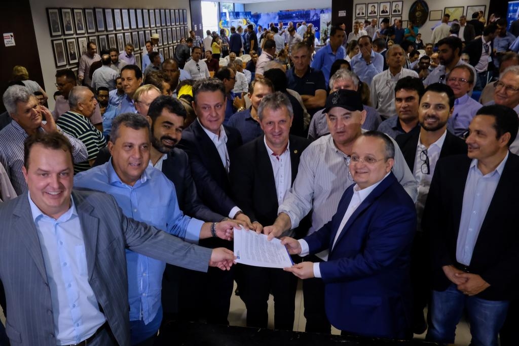 Pedro Taques e Carlos Fvaro: Leis fortalecem parcerias com associaes, consrcios e prefeituras