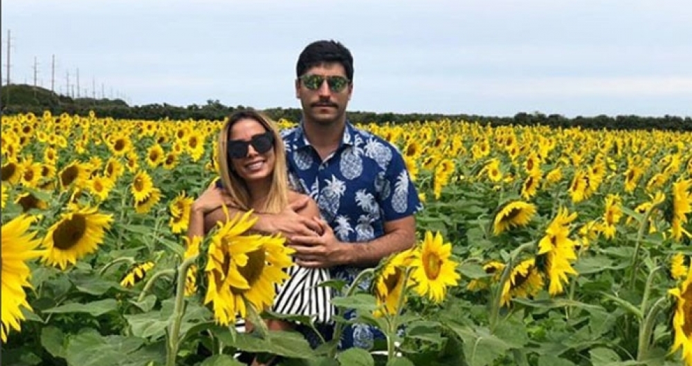 Anitta ao lado do marido