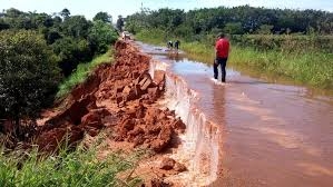 Estrada rural ficou alagada e o asfalto rompeu com a infiltra��o