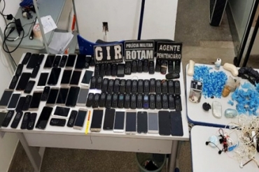 Celulares e drogas apreendidas durante revista na Penitenciria Central de Cuiab