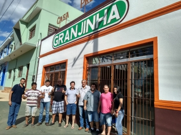 O empresrio Ricardo Trevisan (direita) com o prefeito Zema Fernandes, o vereador Meck, o empresrio Alvro Luiz Ormond e funcionrios da Granjinha. 