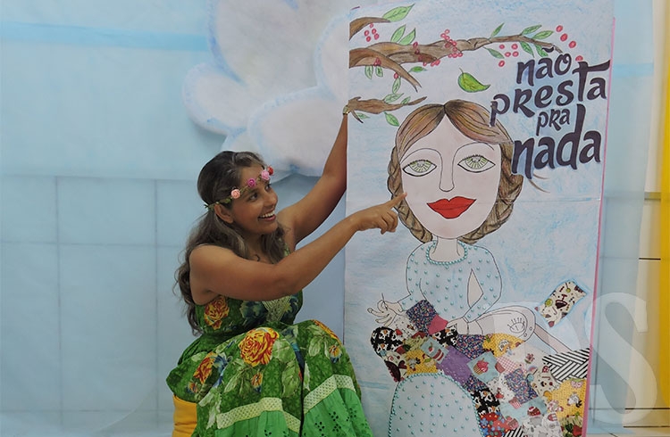 Angela da Silva Elias se destaca com o projeto Ch Literrio