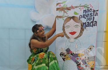 Angela da Silva Elias se destaca com o projeto Ch� Liter�rio