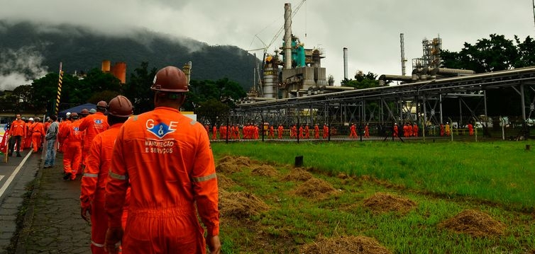 A partir de amanh, litro da gasolina ter reduo de 2% nas refinarias e ser negociado a R$ 2,0639  (Arquivo/Agncia Brasil)