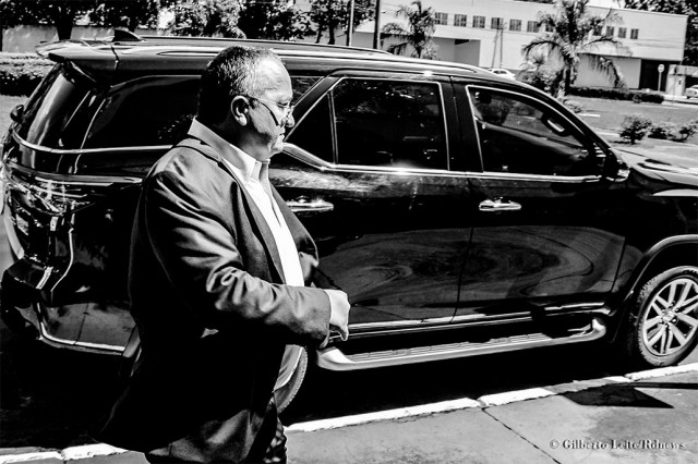 O governador Pedro Taques ao chegar em evento do Governo de MT; tucano foi representado por lei inconstitucional