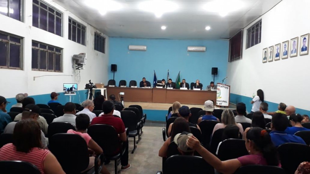 Cmara de Vereadores de Denise cheia de populares que acompanharam sesso que cassou pela 2 vez mandato da prefeita Dra Eliane (PV) na noite de 6