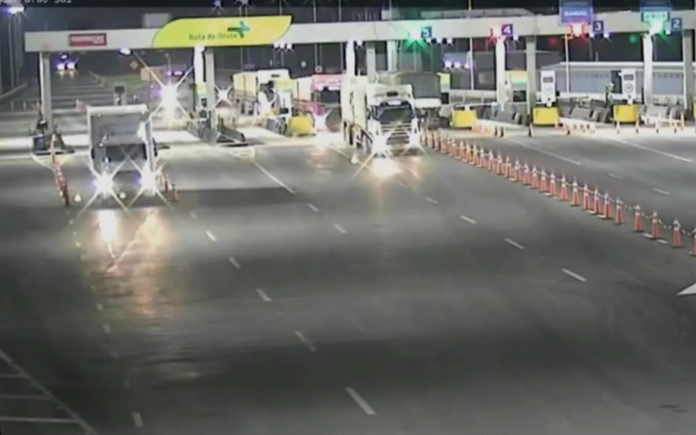 Imagens mostram caminhoneiros furando pedgios em rodovias de MT  Foto: Reproduo/TVCA