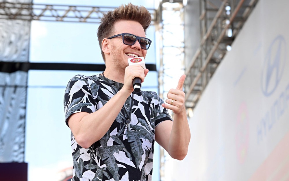 O cantor Michel Tel se apresenta na festa popular  Foto: Celso Tavares/G1